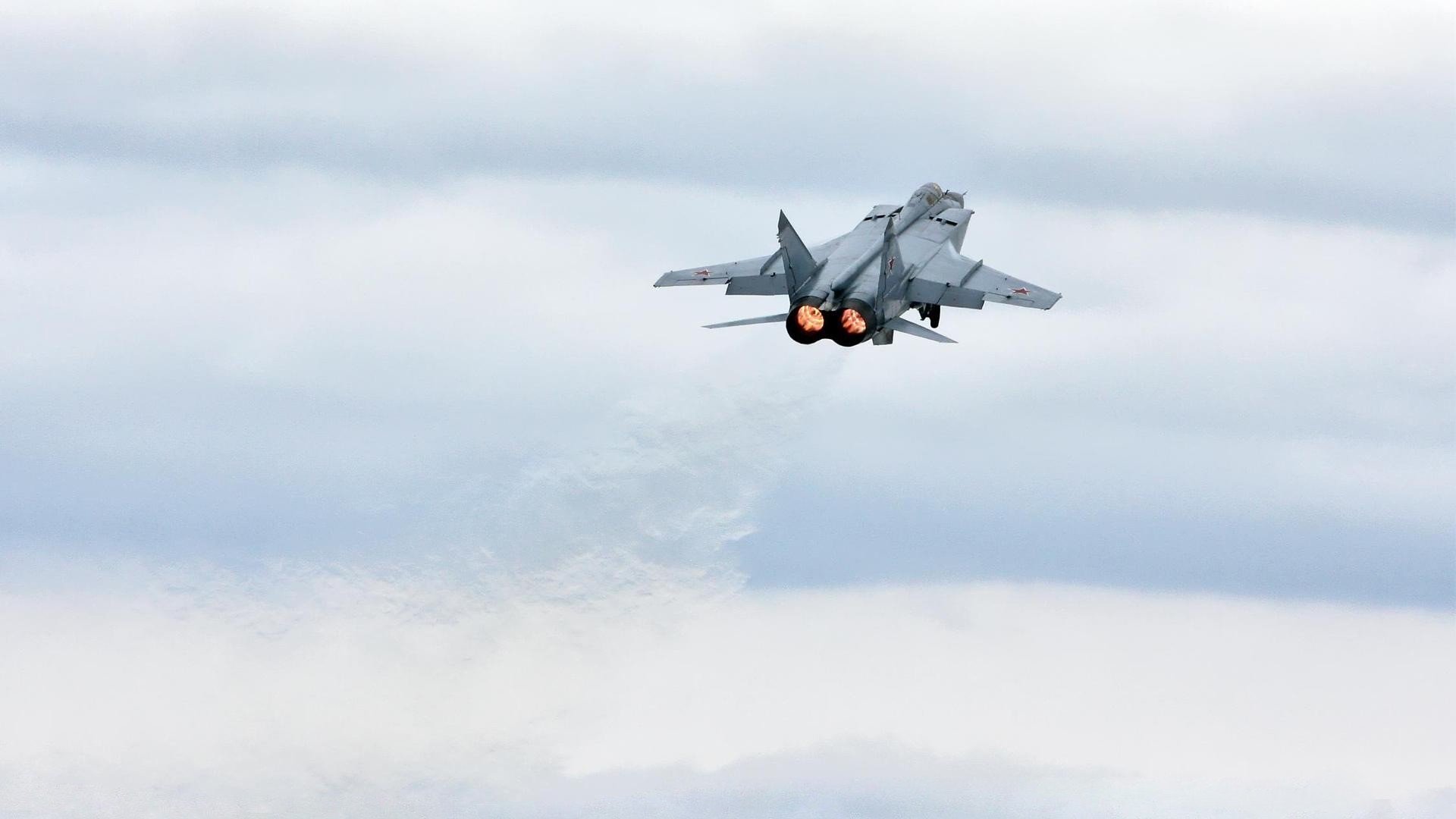 火箭封闭集训加入模拟裁判提升比赛节奏感,火箭试训中锋